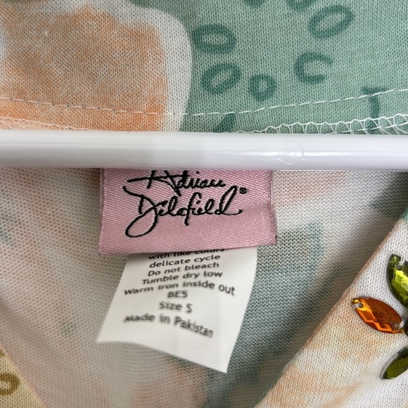 5/$25 Adrienne Dilafield small  short sleeve v-neck 130 - Picture 2 of 4